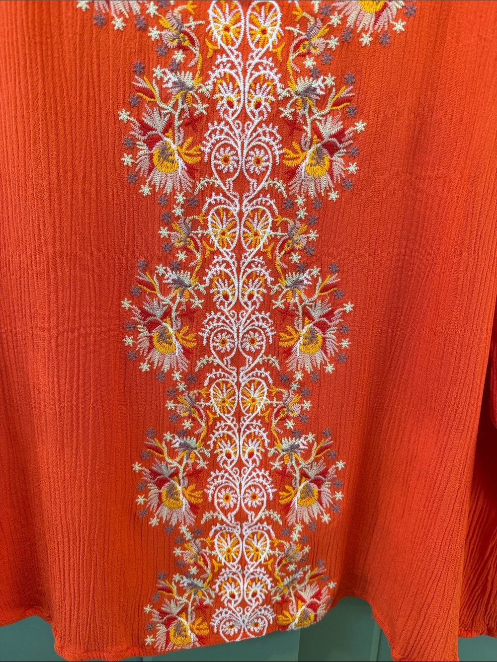 Liv Los Angeles Embroidered V-Neck Top NWOT - Picture 4 of 9